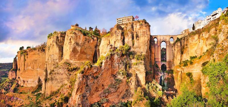 Ronda è una meravigliosa e antica città arroccata sulla gola di El Tajo Andalusia