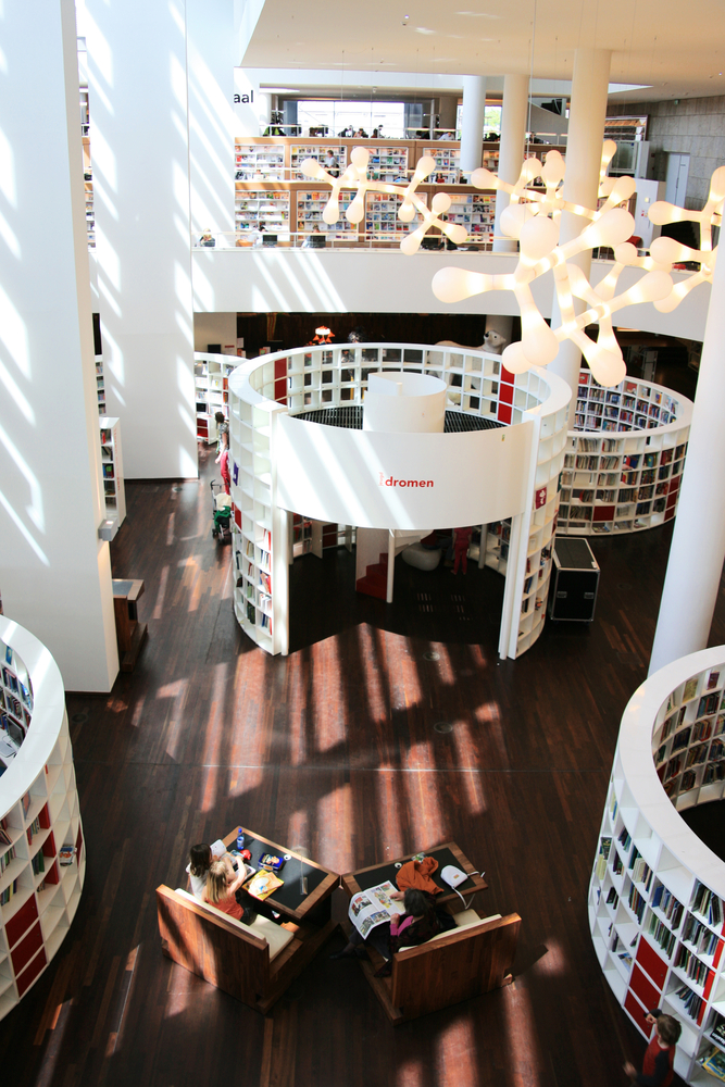 AMSTERDAM 22 giugno vista allinterno di Amsterdam Biblioteca Centrale la Centrale Bibliotheek la più grande biblioteca pubblica in Europa progettato da Jo Coenen