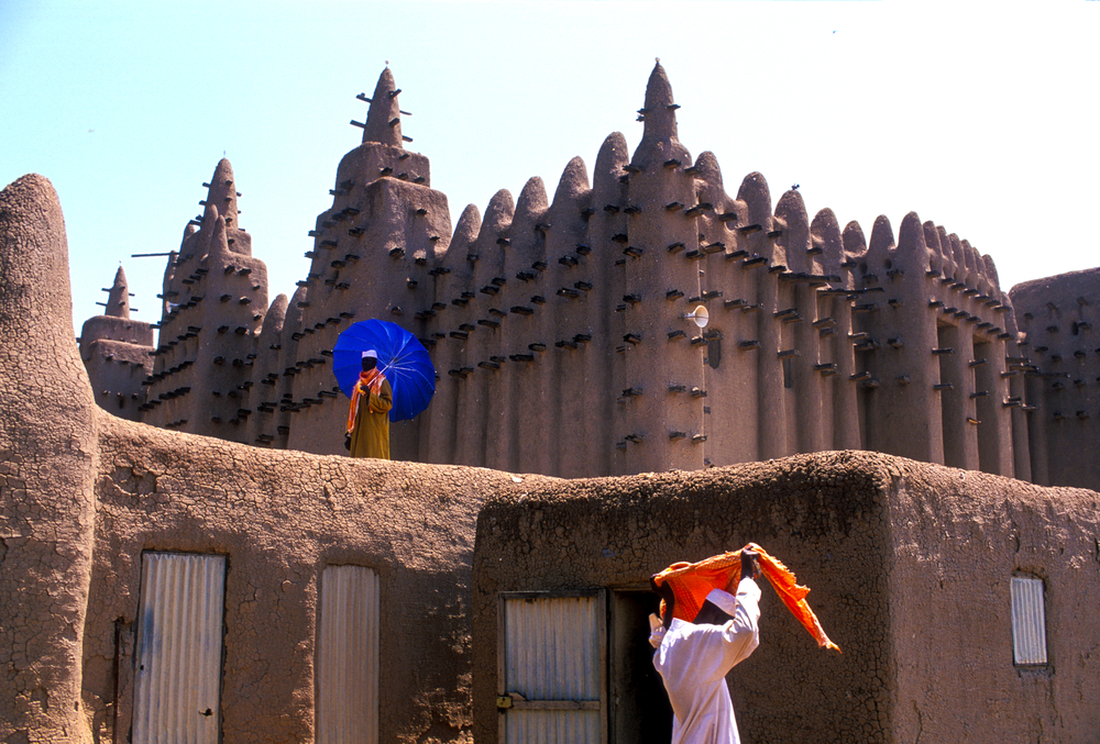 DJENNE MALI AUGUST 24 2006 Men outside the largest mud mosque of Africa