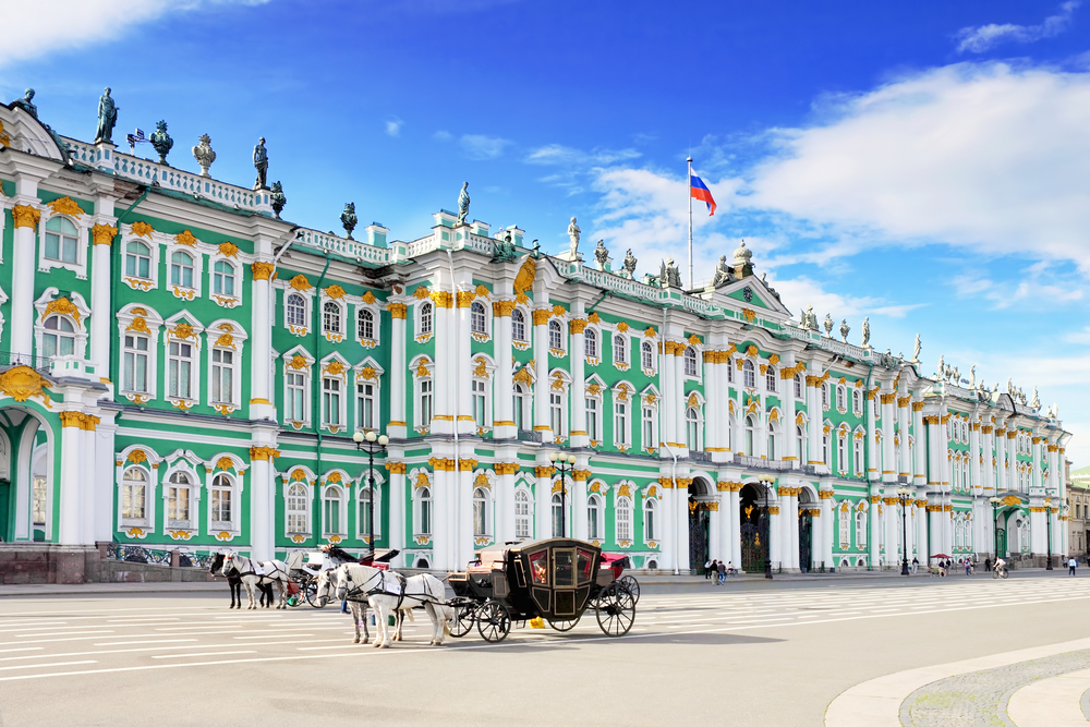 View Winter Palace square in Saint Petersburg