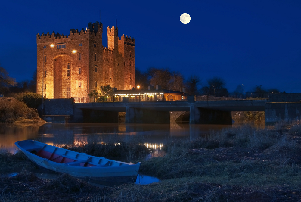 photo breathtaking bunratty castle in west of ireland at night 